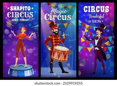 Los Anuncios de Vector del espectáculo del circo con el mago del chapiteau del carnaval de la historieta, el malabarista y los personajes del baterista que actúan en la arena superior grande de la tienda. Divertidos artistas de circo con clubes de malabares, sombrero mágico y tambor