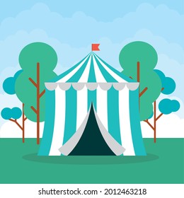 carpa de circo con bandera en el campo