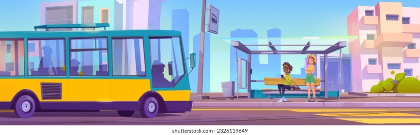 Autobús urbano que llega para recoger pasajeros en una parada urbana. Dibujo vectorial de niñas esperando transporte público con aparatos en las manos, refugio de vidrio con banco de madera contra fondo de paisaje urbano