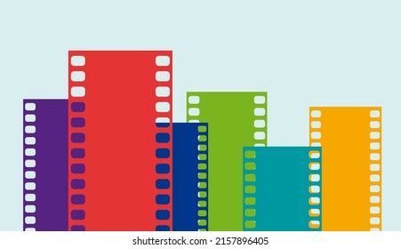 La ville du cinéma. Film cinématographique qui forme un quartier avec des immeubles. Multiplex. Image vectorielle bande de film, motif et illustration