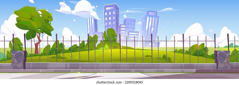 Parque de la ciudad y edificios detrás de la cerca de metal. Paisaje veraniego con aceras, barrera, arbustos verdes, hierba y árboles, casas y rascacielos en el horizonte, ilustración vectorial de dibujos animados