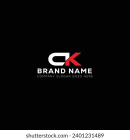 Diseño del logotipo de la letra blanca CK con fondo negro. C K
