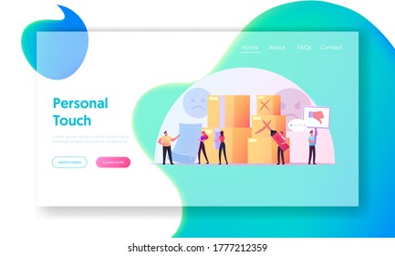 Reclamar plantilla de la página de inicio del cliente. Pequeños personajes en enormes cajas de cartón. Clientes insatisfechos con quejas por escrito sobre calidad de servicio o mercancías y comentarios negativos. Ilustración de vectores de personas de caricatura