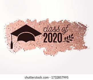 Clase de 2020 tarjeta de felicitación para graduados con sombrero, laurel, rosa de pincel de confeti dorado sobre fondo rosa para invitación, cartel, afiche, postal. Plantilla de vectores. Todo aislado y recubierto de capas