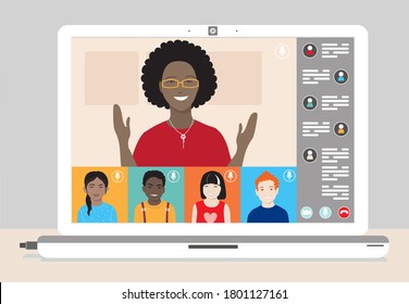 Clase de niños pequeños y diversos que estudian a distancia en línea usando la aplicación web. Escolares y profesora de piel oscura en la pantalla del portátil de la lección.  Educación a distancia escolar durante la pandemia del coronavirus covid-19