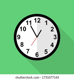 Klassisches Uhrensymbol, fünf Minuten bis eins Uhr.