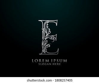 Icono de letra E clásica. Logotipo de las artes caligráficas plateadas de lujo. Emblema pintado de época para el diseño de libros, marca, sello, Restaurante, Boutique, Hotel.  