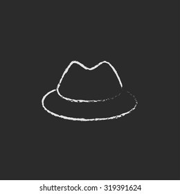 Mano clásica de sombrero dibujada con tiza sobre un icono blanco vectorial de pizarra aislado en un fondo negro.