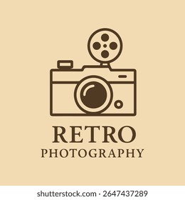 Um logotipo minimalista clássico com um delineamento de câmera vintage com um design de rolo de filme acima dele e as palavras Retro Photography abaixo ideal para estúdios ou entusiastas que buscam uma estética nostálgica.