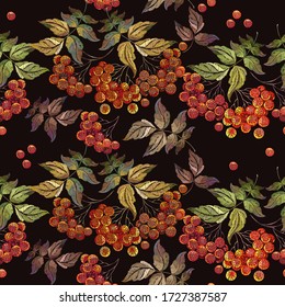 Bayas rojas de bordado clásico de ceniza de montaña. El bordado es un patrón sin fisuras. Fondo del bosque otoñal. Plantilla de moda para el diseño de ropa