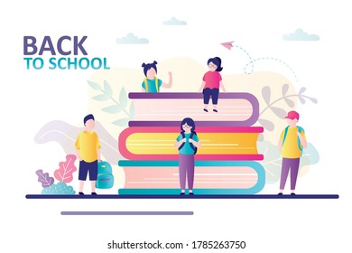 Los compañeros de clase se reúnen después de las vacaciones de verano. De vuelta a la escuela. Niños con mochilas. Escolar sentada en una pila de libros de texto. Concepto de educación, clase elemental y conocimiento. Ilustración vectorial plana