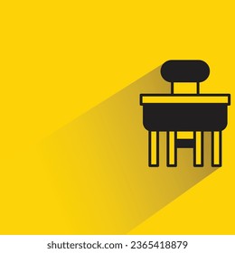 Klassenschreibtisch mit Schatten auf gelbem Hintergrund