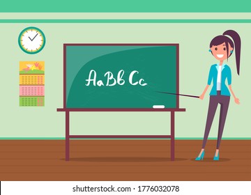 Vector de interiores de aula, profesor en lección explicando el material de clase. Personaje femenino parado en la pizarra mostrando abc, enseñando a leer y escribir, volviendo al concepto escolar, dibujos planos