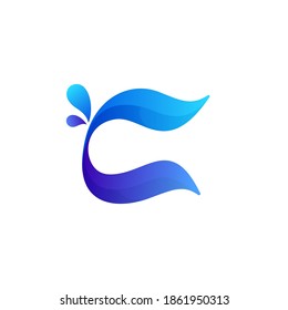 Logotipo de la letra C azul limpia con salpicaduras de agua y gotas. Icono vectorial perfecto para etiquetas ecológicas, emblema de piscina, afiches de spa e identidad limpia, etc.