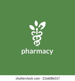 logotipo de la farmacia verde limpia con herramienta de serpiente y farmacéutica con símbolo del ala para el logotipo del medicamento