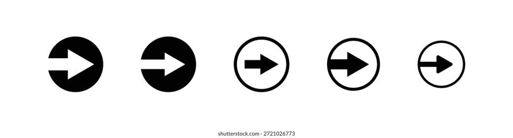 Um conjunto limpo e minimalista de cinco ícones distintos de seta apontando para a direita, cada um deles delimitado por uma forma circular. O primeiro ícone apresenta uma seta branca em um círculo preto com um lado esquerdo aberto. O segundo mostra uma seta branca dentro de um círculo preto sólido. Os três ícones restantes apresentam setas pretas de espessura variável dentro de círculos brancos com contornos pretos, todos indicando direção à direita. Estes símbolos versáteis são ideais para web design, desenvolvimento de aplicativo, elementos de interface do usuário, e qualquer navegação digital onde uma ação clara 'próximo' ou 'continuar' é necessária.