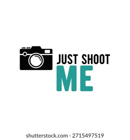 Un diseño de camiseta de tipografía de Vector limpio con un ícono de la cámara y la frase 'Just Shoot Me' en letras atrevidas y modernas.