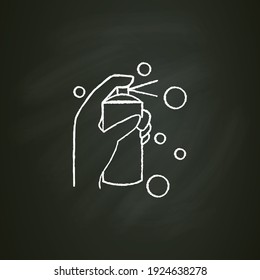 Icono de tiza de aerosol para limpieza. Detergente, limpiador, sanitizador.Mano de casa en guante con pictograma de botella. Limpieza con agua. Concepto de desinfección de superficie.Ilustración vectorial aislada en pizarra