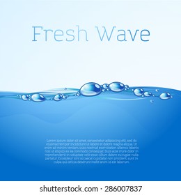 El agua azul transparente fluye con burbujas y gotitas. Vector.