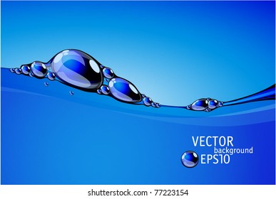 El agua azul transparente fluye con burbujas y gotitas. Vector.
