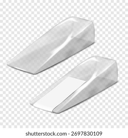 Pacote de triângulo de plástico transparente para bolo, torta, queijo, sanduíche. Mock-up de vetor. Embalagem triangular transparente com etiqueta branca. Montagem realista. Pacote de lanche de comida. Modelo para design