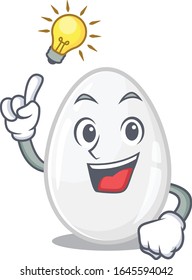 un ingenioso personaje de dibujos animados de huevo blanco tiene un gesto de idea
