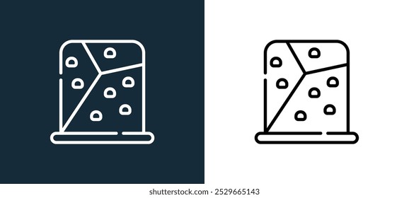 Icono de la pared de escalada aislado en colores blancos y negros Icono de Vector lineal de contorno de pared de escalada de la colección del parque de atracciones para App móviles, Web y UI.