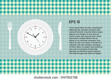 Reloj sobre un plato con tenedor y cuchillo.Fondo de tela cuadrada verde.Concepto ideal para comer tiempo o ayuno para musulmanes.