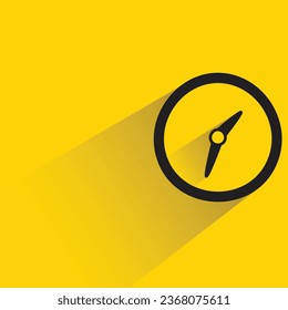 reloj con sombra sobre fondo amarillo
