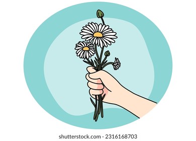 Nahaufnahme der handgeführten Gänseblümchen gratulieren zum Geburtstag oder Jahrestag. Menschen mit Blumen Bouquet genießen Sommerpflanze. Flache Vektorgrafik, Cartoon-Stil.