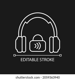 Auriculares cerrados con auriculares blancos lineales para temas oscuros. Sobre auriculares para la producción de música, juegos. Ilustración personalizable de línea delgada. Símbolo de contorno vectorial aislado para el modo nocturno. Trazo editable