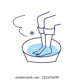 Nahaufnahme von Füßen, die beide Füße erwärmen, in einem Becken mit heißem Wasser.