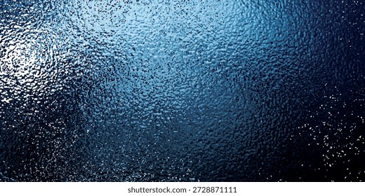 Primer plano de una superficie de vidrio azul texturizado, que muestra patrones intrincados y refracciones de luz.