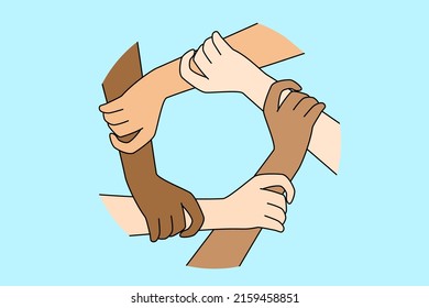Una visión más cercana de la diversidad de personas multiculturales que se apilan en las manos muestra unidad y apoyo. Amigos multiétnicos se unen en círculos involucrados en la construcción de equipos. Trabajo en equipo. Ilustración vectorial. 