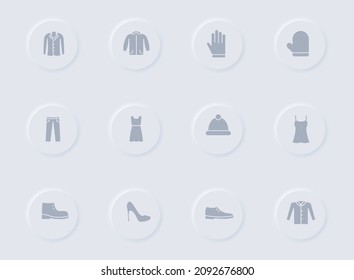 iconos vectoriales grises de ropa en botones de goma redondos. conjunto de iconos de ropa para web, aplicaciones móviles, diseño ui y poligrafía de negocio de promoción