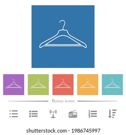 Los ropas cuelgan iconos blancos planos en los fondos cuadrados. 6 iconos de bonificación incluidos.