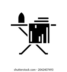 Kleidung, die eine Glyphsymbol Vektorgrafik bügelt. Kleiderbügelschild. isoliertes Kontursymbol