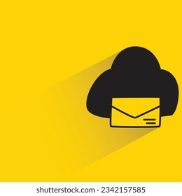 nube y correo electrónico con sombra sobre fondo amarillo