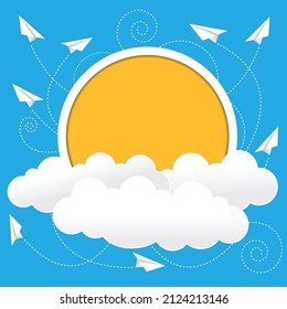 Nubes con sol de papel y plano de papel sobre fondo azul