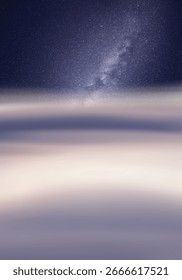 Nubes y cielo estrellado. Fondo natural con las ondas de niebla y la Vía Láctea
