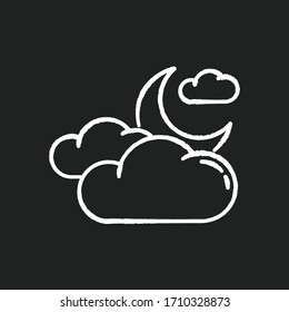 Icono de tiza blanca de noche nublada sobre fondo negro. Previsión del clima nocturno, ciencias meteorológicas. Predicción del estado de la atmósfera. Ilustración de pizarra vectorial aislada de la media luna y las nubes