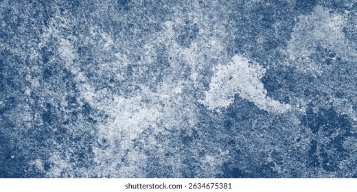 Ein wolkiges und verwittertes abstraktes blaues Design mit einem texturalen zentralen Schlick


