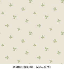 Kleeblattmuster, Vektorhintergrund. Nahtlose Kulisse mit handgezeichneten Shamrock-Motiven. Neutrale verstreute botanische Wiederholung in ecru beige Salbei grün. Boho-Blätter-Lose-Druck für das Baby, geschlechtsneutral