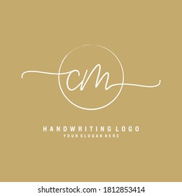 CM Modelo de logotipo de escritura manual inicial vector