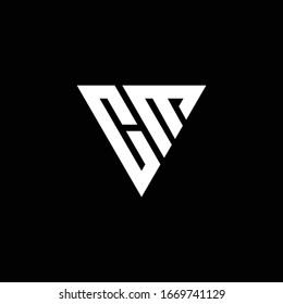 Monograma de la letra del logotipo CM con la plantilla de diseño de forma triangular aislada en fondo negro