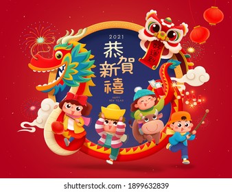 Niños lindos CNY jugando al baile del dragón y el león, sosteniendo cosas tradicionales en sus manos. Feliz Año Nuevo escrito en chino