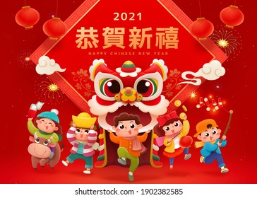 CNY niños lindos jugando al baile del león y saliendo juntos con cosas tradicionales. Feliz Año Nuevo escrito en chino en un texto sobre el fondo gigante del doufang