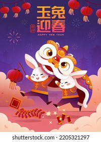 Cny ilustración. Conejos alegres bailando león mientras uno también sostiene una linterna. Fondo índigo con fuegos artificiales y decoración de lámparas. Texto: 2023. Los conejos de jade reciben la primavera.