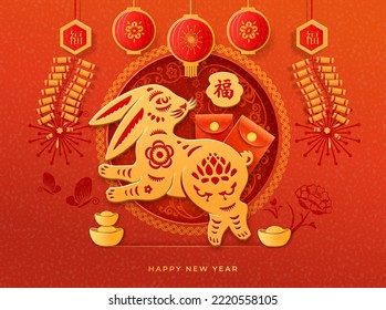 CNY corriendo conejo con flores, cortes de papel. Sobres de Hongbao y barras de oro, fuegos artificiales y linternas colgantes. Traducción de texto de Año Nuevo Chino Feliz, jeroglífico Carácter Fu, tarjeta de saludo vector