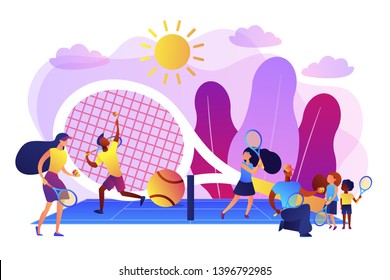 Entrenadores y niños en la corte practicando con raquetas en campamento de verano, gente pequeña. Campo de tenis, academia de tenis, concepto de entrenamiento de tenis juvenil. Ilustración aislada de vector violeta brillante brillante